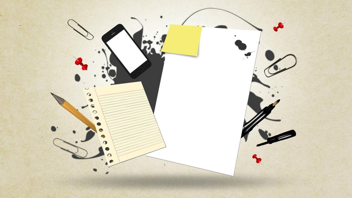 school-supplies-3033204_1280